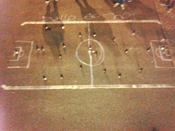 grafitti-voetbalveld-parkeerplaats
