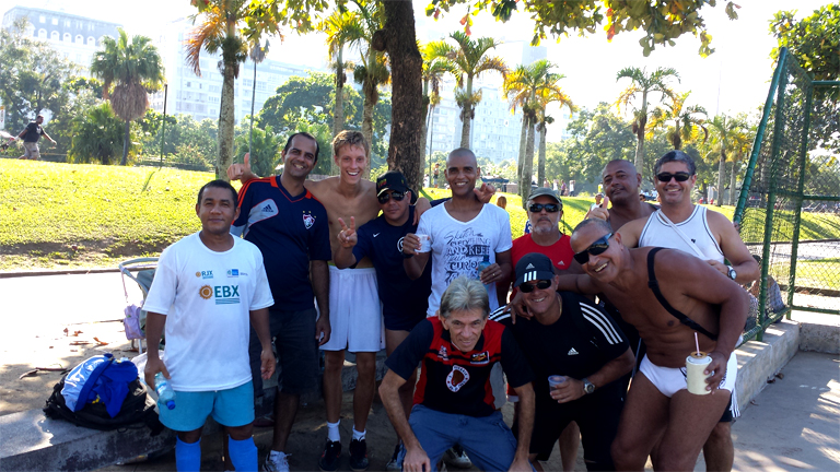 Voetballers, supporters, scheidsrechter en iedereen die het spel lief heeft na een prachtige Domingo in Rio.